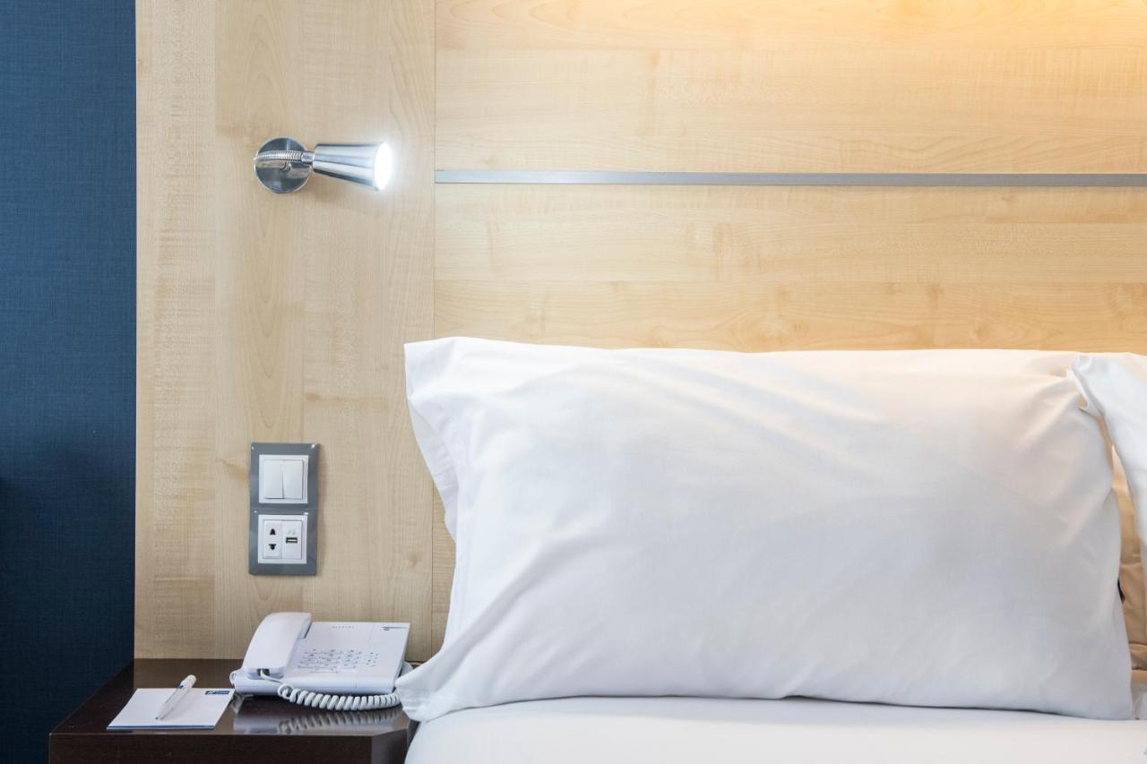 Holiday Inn Express Barcelona City 22@ By Ihg Esterno foto
