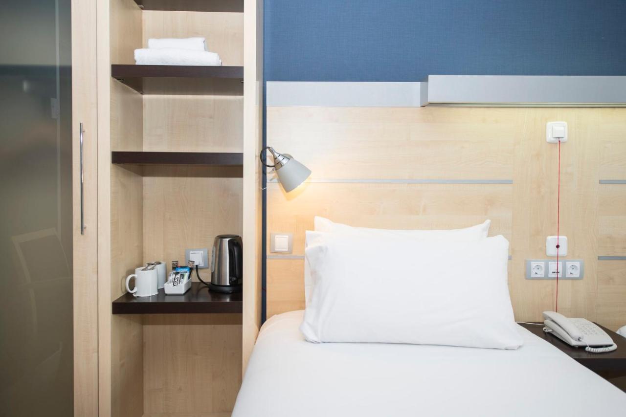 Holiday Inn Express Barcelona City 22@ By Ihg Esterno foto